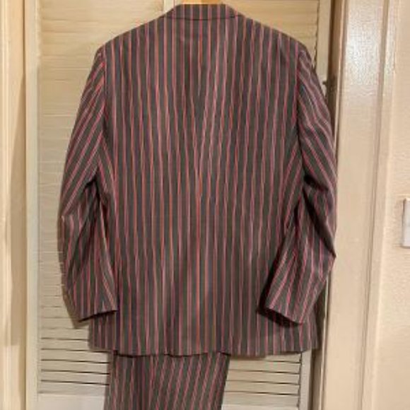 Tigilio Rosso 3 piece Gray and Red Stripe Suit - Picture 2 of 7